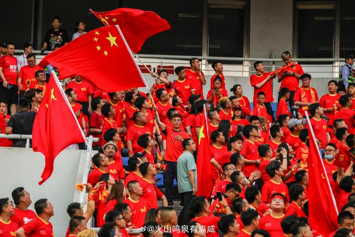 激情火爆：球迷热情支持为球队加油助威的简单介绍
